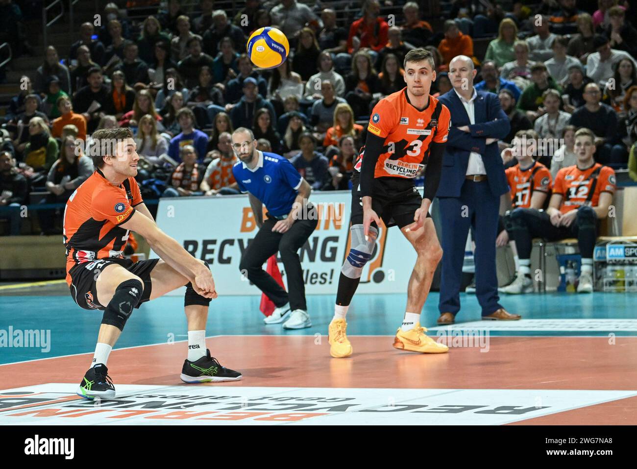 Berlino, Deutschland 03. Febbraio 2024: 1. VBL - 2023/2024 - Berlin Recycling volleys vs. TSV Haching München IM Bild: Cody Kessel (BR volleys) nimmt Ball An, Foto Stock