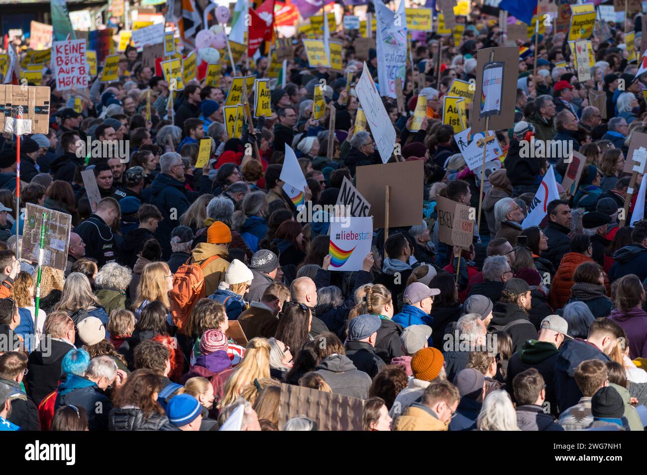 Augusta, Baviera, Germania - 3 febbraio 2024: Slogan contro l'estremismo di destra e appello a vietare l'AfD - alternativa per la Germania su manifesti e striscioni in occasione di una grande manifestazione ad Augusta. Varie persone protestano con segni nelle loro mani per la democrazia sotto il motto Augusta è colorata e mai più è ora *** Parolen gegen Rechtsextremismus und Aufruf zum Verbot der AfD - alternative für Deutschland auf Plakaten und Bannern auf einer großen Demonstration ad Augusta. Verschiedene Menschen protestieren mit Schildern in der Hand für Demokratie unter dem motto Augsburg ist Bunt und N Foto Stock