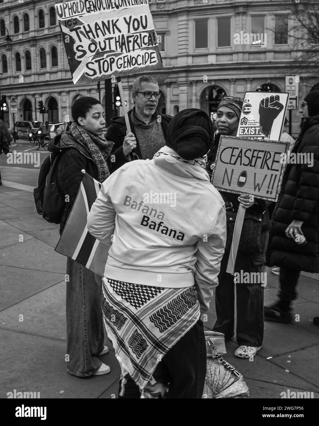 I sostenitori pro palestinesi marciano a Londra per chiedere un cessate il fuoco immediato. Foto Stock