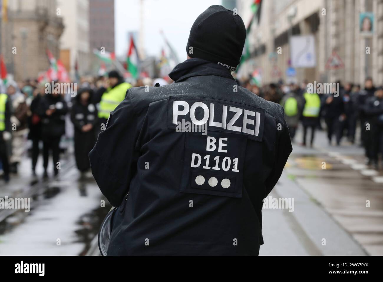 Berlin, Deutschland, 03.02.2024: Mitte, Leipziger Straße: Demo für Solidarität mit Palästinensern und Gaza: Demonstranten ziehen vor dem Finanzministerium entlang, Polizei sichert die Demo ab *** Berlino, Germania, 03 02 2024 Mitte, Leipziger Straße dimostrazione di solidarietà con i palestinesi e i manifestanti di Gaza marciano davanti al Ministero delle Finanze, la polizia assicura la dimostrazione Copyright: xdtsxNachrichtenagenturx dts 30341 Foto Stock