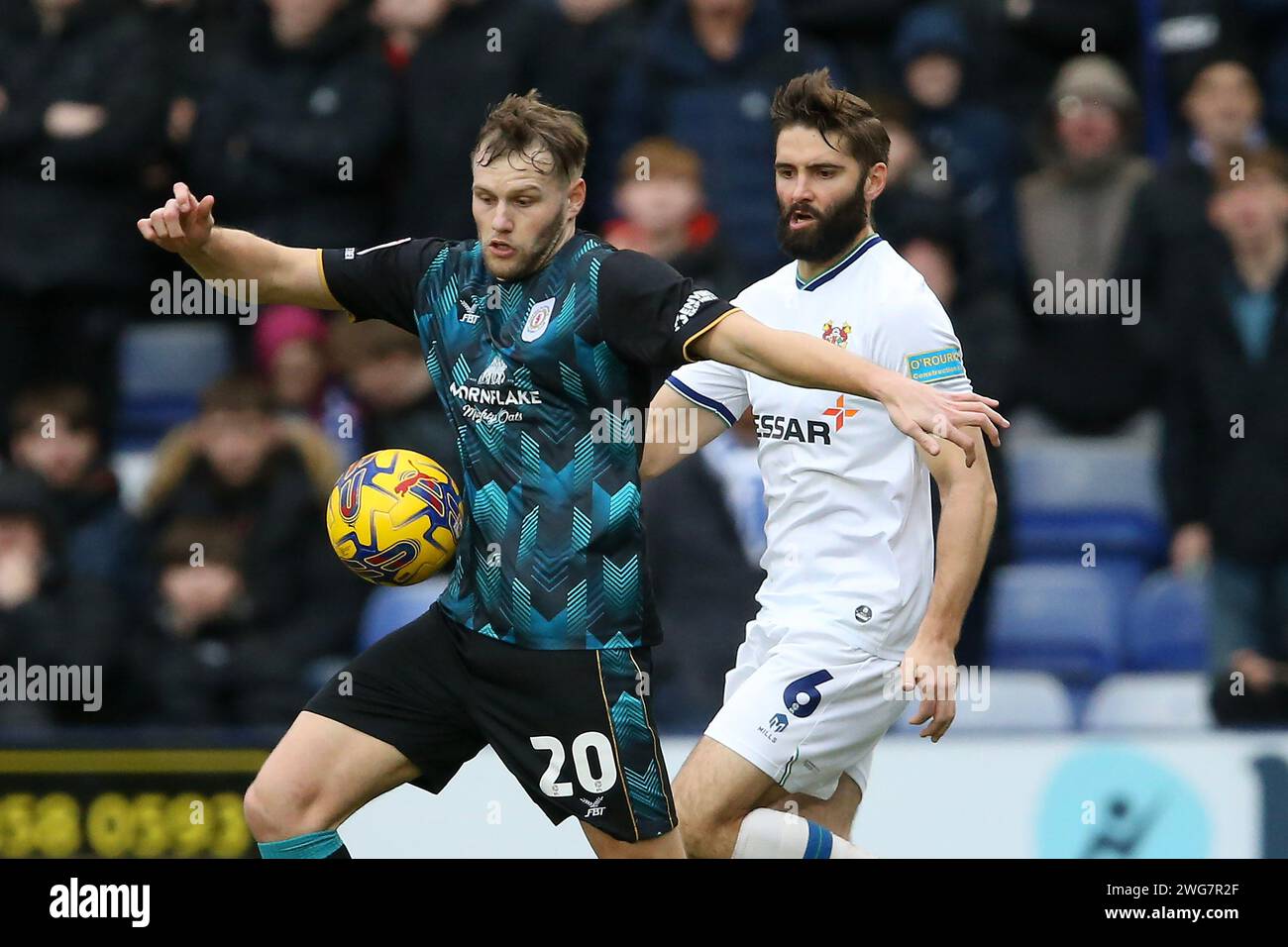 Birkenhead, Regno Unito. 3 febbraio 2024. Elliott Nevitt di Crewe Alexandra (l) e Jordan Turnbull di Tranmere Rovers in azione. EFL Skybet Football League Two Match, Tranmere Rovers contro Crewe Alexandra a Prenton Park, Birkenhead, Wirral sabato 3 febbraio 2024. Questa immagine può essere utilizzata solo per scopi editoriali. Solo per uso editoriale, .pic di Chris Stading/ Credit: Andrew Orchard fotografia sportiva/Alamy Live News Foto Stock