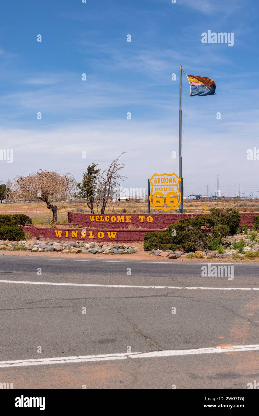 L'insegna all'estremità orientale della città lungo la storica Route 66 dà il benvenuto ai visitatori di Winslow, Arizona. Foto Stock