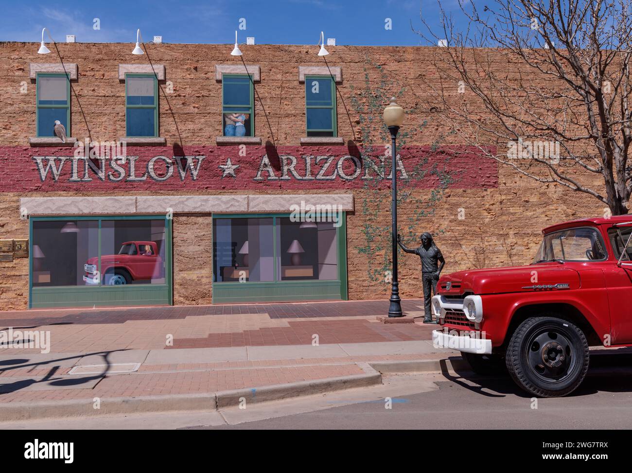Statua di un uomo Standin' on a Corner a Winslow, Arizona, cantata nella classica canzone di Glenn Frey e Jackson Browne Foto Stock