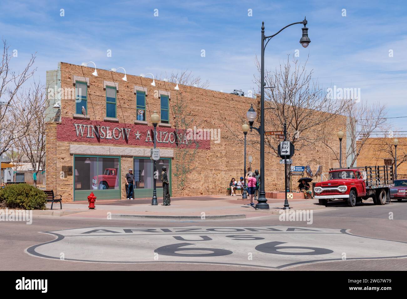 I turisti scattano foto a Standin' on a Corner a Winslow, Arizona, come cantato nella classica canzone di Glenn Frey e Jackson Browne Foto Stock