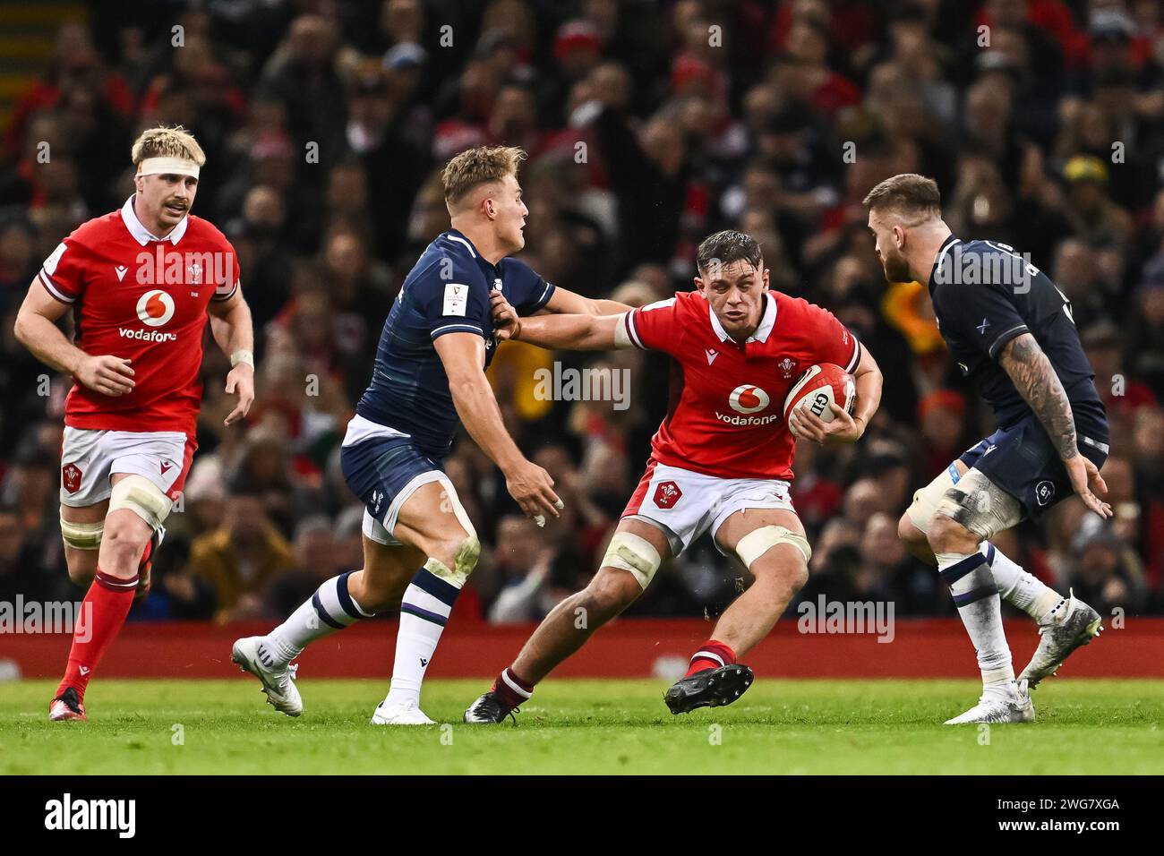 Alex Mann del Galles affronta Duhan van der Merwe di Scozia durante la partita del Guinness 6 Nations 2024 Galles contro Scozia al Principality Stadium di Cardiff, Regno Unito, 3 febbraio 2024 (foto di Craig Thomas/News Images) Foto Stock