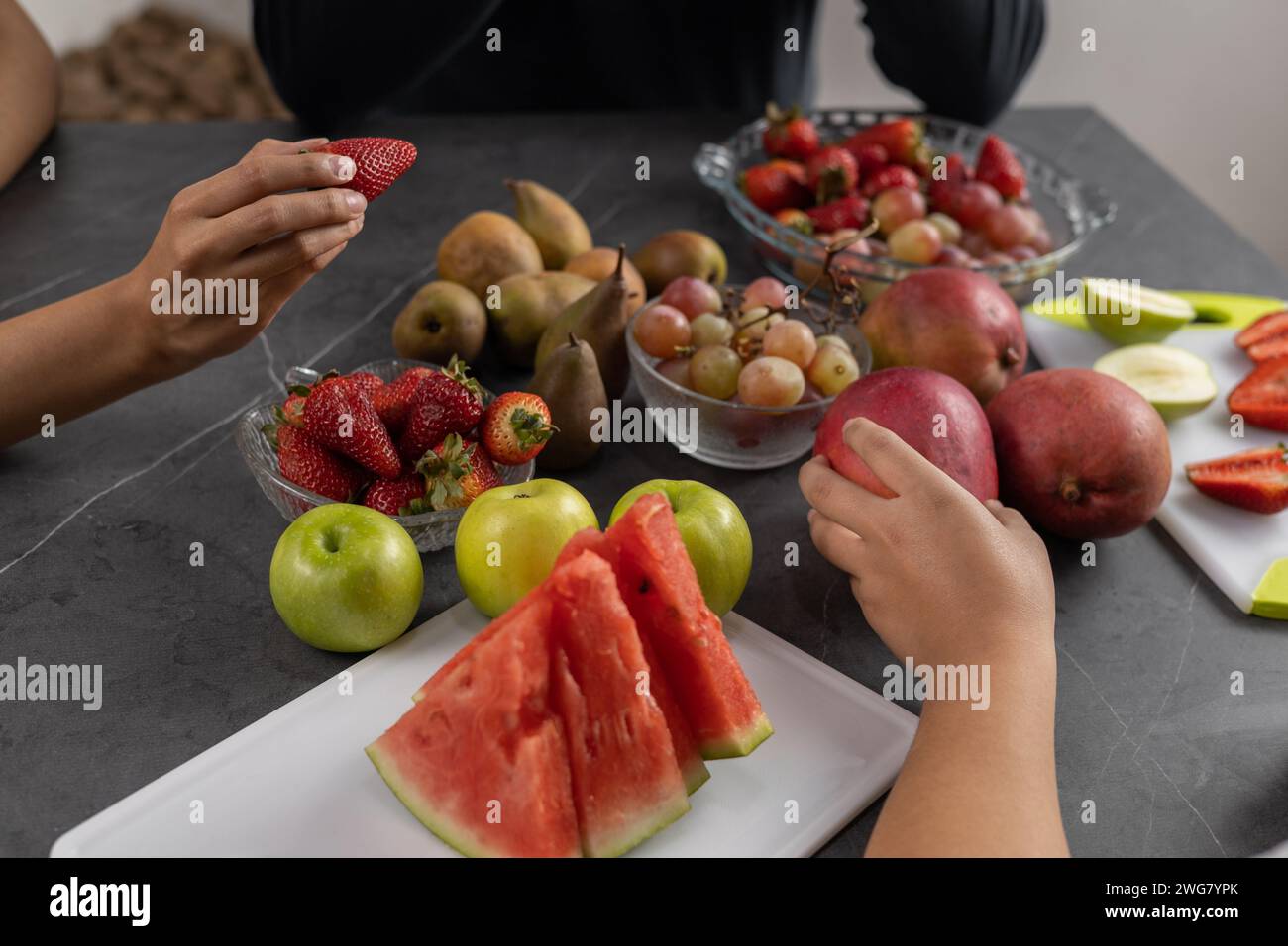 carta da parati di frutta tropicale, snack salutare con vitamine, tavolo servito con cibo fresco, stile di vita con colazione Foto Stock