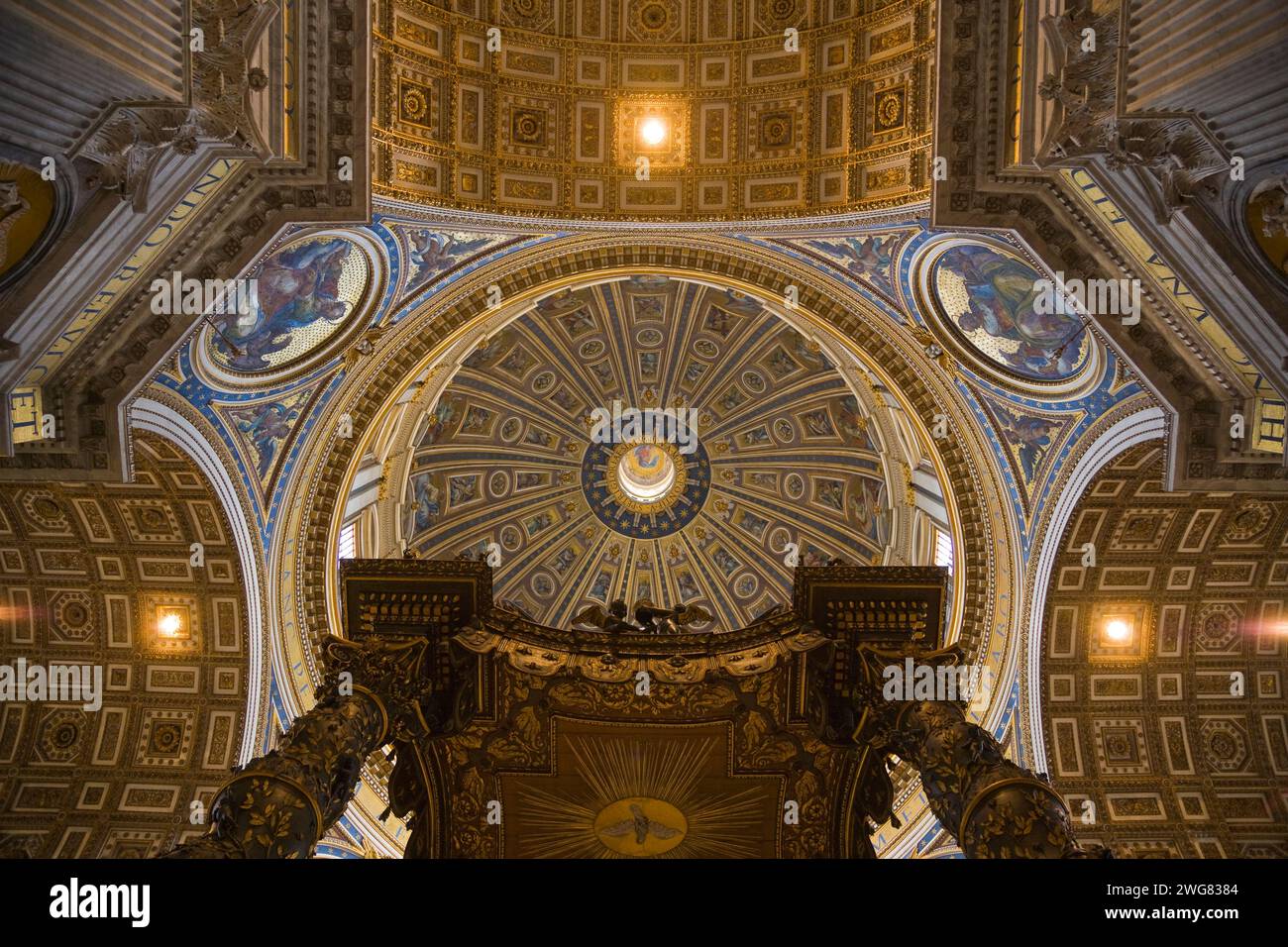 Baldacchino e cupola del Bernini, Basilica di San Pietro, città del Vaticano, Roma, Italia Foto Stock