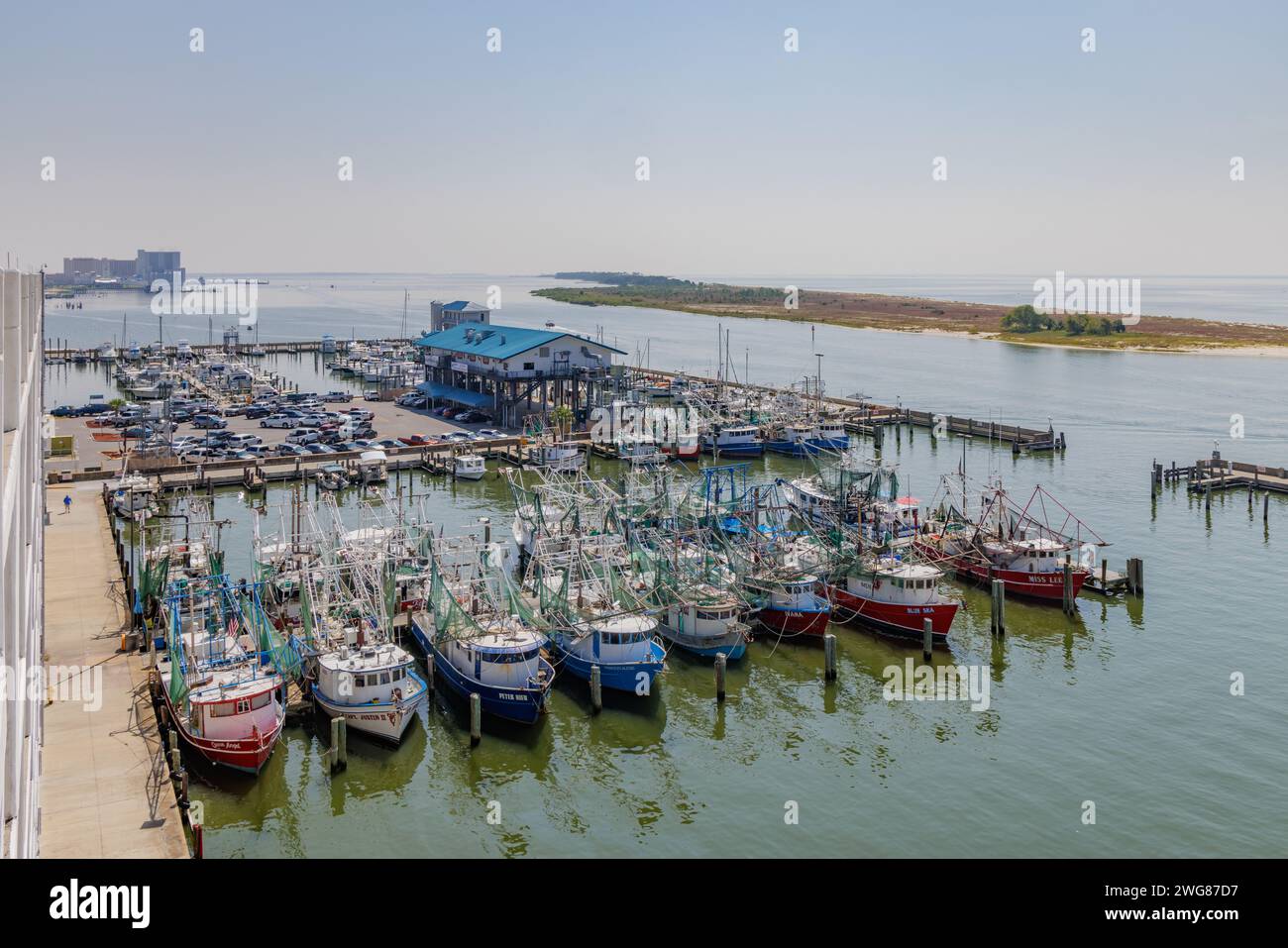 McElroy's Harbor House, ristorante presso il piccolo porticciolo di imbarcazioni e il porto commerciale per la pesca a Biloxi, Mississippi Foto Stock