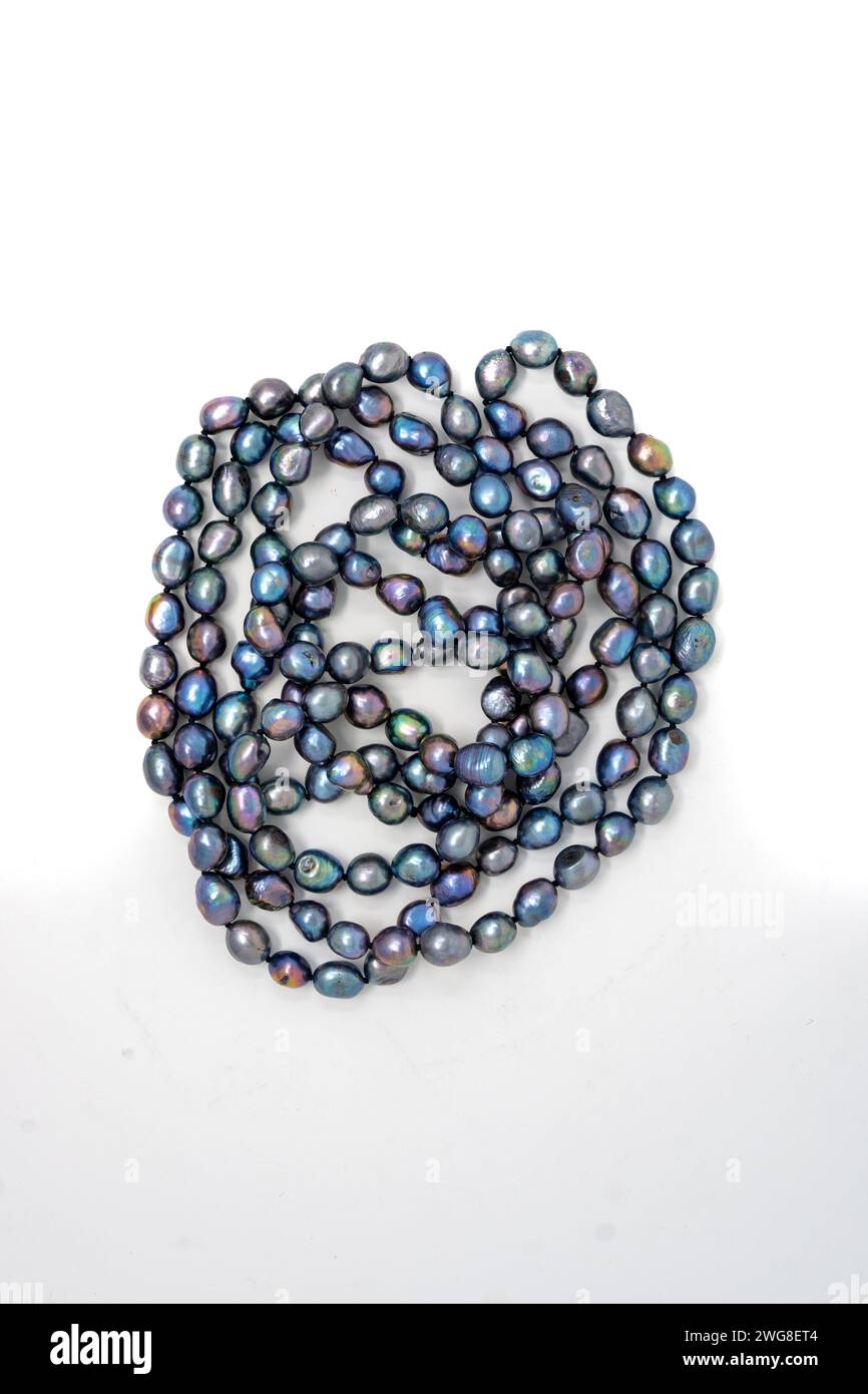 collana perla con sfondo bianco. Foto Stock