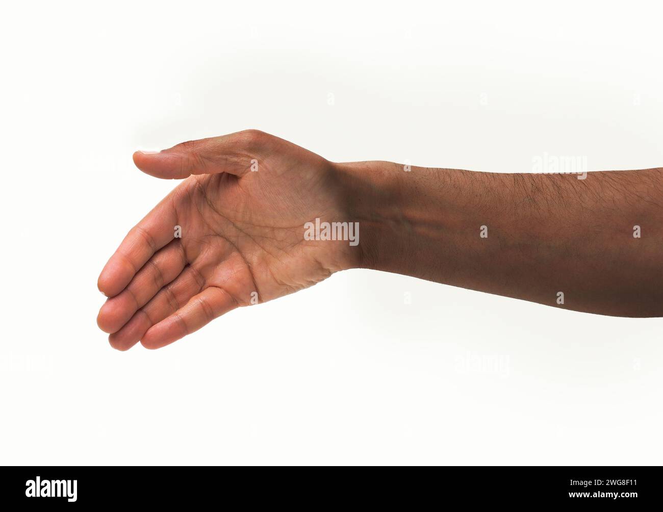 Scatto ritagliato di una mano uomo irriconoscibile pronta per essere handshaking su uno sfondo bianco isolato Foto Stock