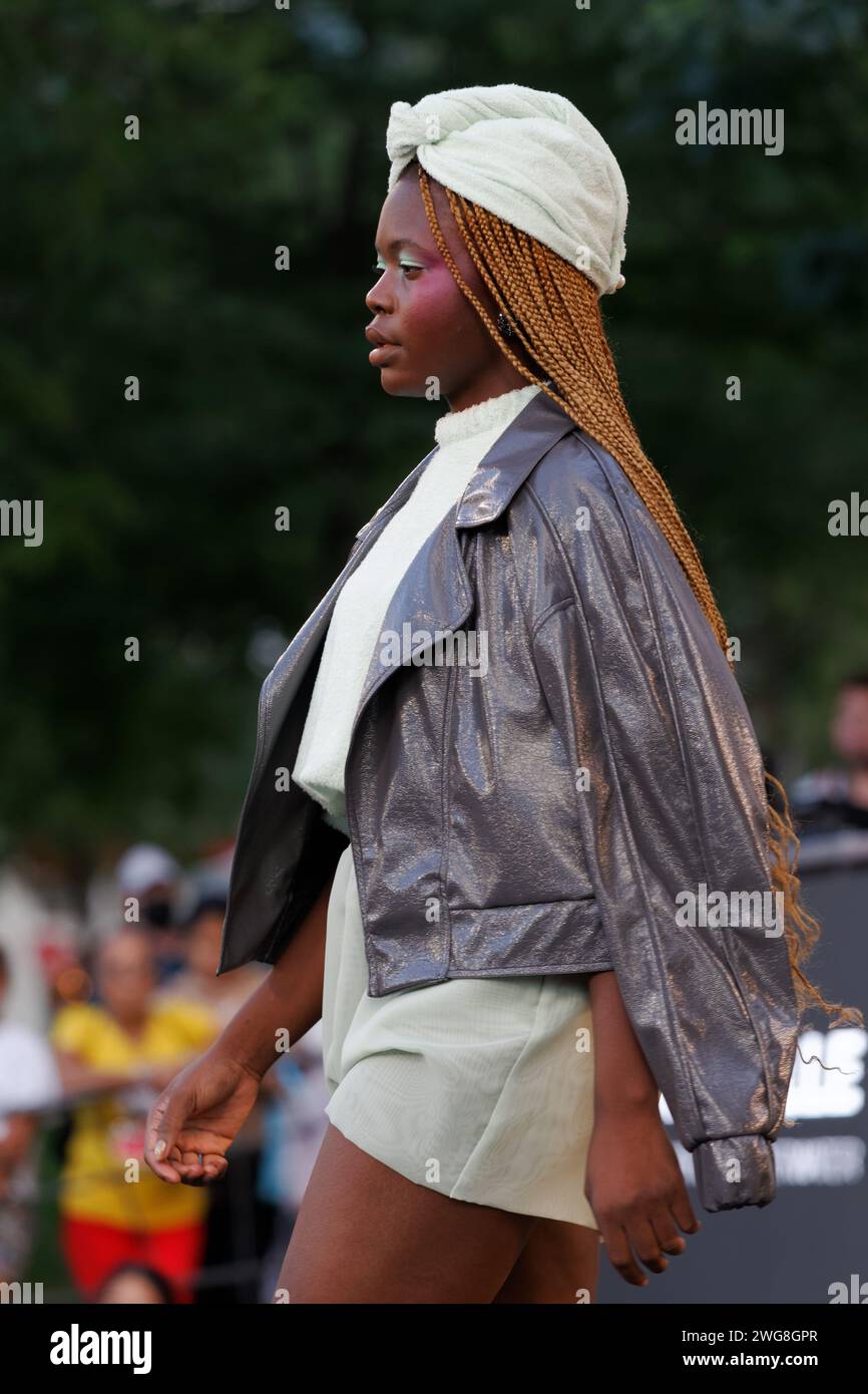 Una modella cammina in fuga alla sfilata di moda Parcelle di Montreal, Canada Foto Stock