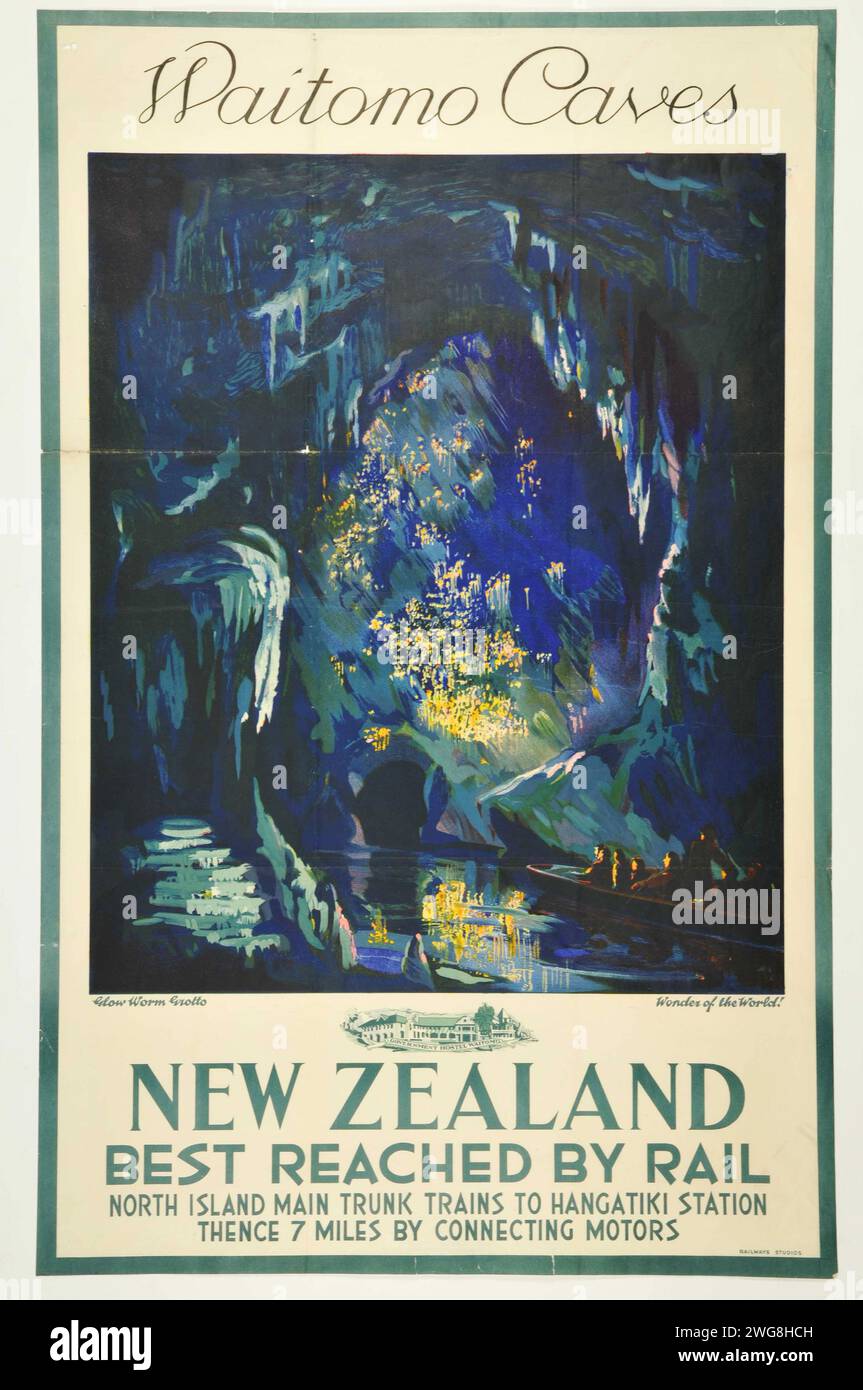 Le Waitomo Caves sono raggiungibili meglio in treno. Poster di viaggio in treno d'epoca della New Zealand Railways Operations. Foto Stock