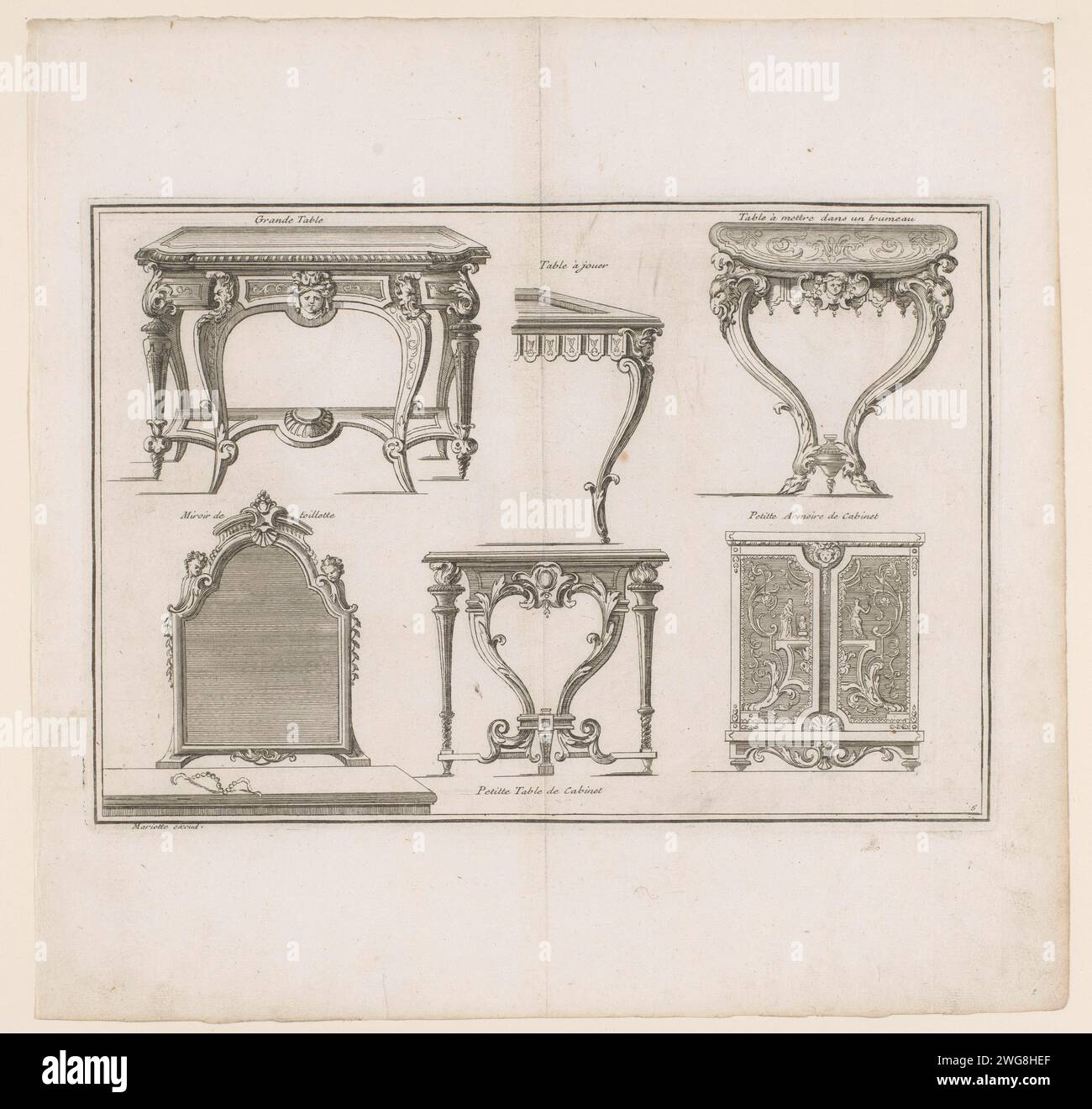 Spiegel in Tafels, André-Charles Boulle, c. 1710 - c. 1720 stampa in cima tre diversi tavoli decorati. Lasciato sotto uno specchio del gabinetto con la testa dei bambini. Al centro di un tavolo e proprio sotto un armadietto decorato con due figure sulle porte. Con didascalie in francese. Specchio per incidere la carta di Parigi. tabella Foto Stock