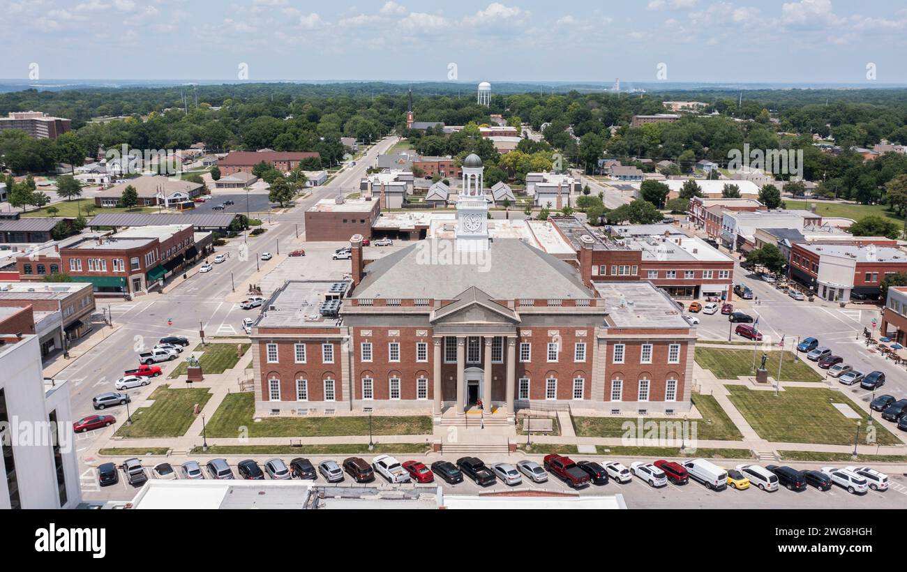 Independence, Missouri, Stati Uniti - 16 giugno 2023: La luce del sole del pomeriggio splende nel cuore storico del centro di Independence. Foto Stock