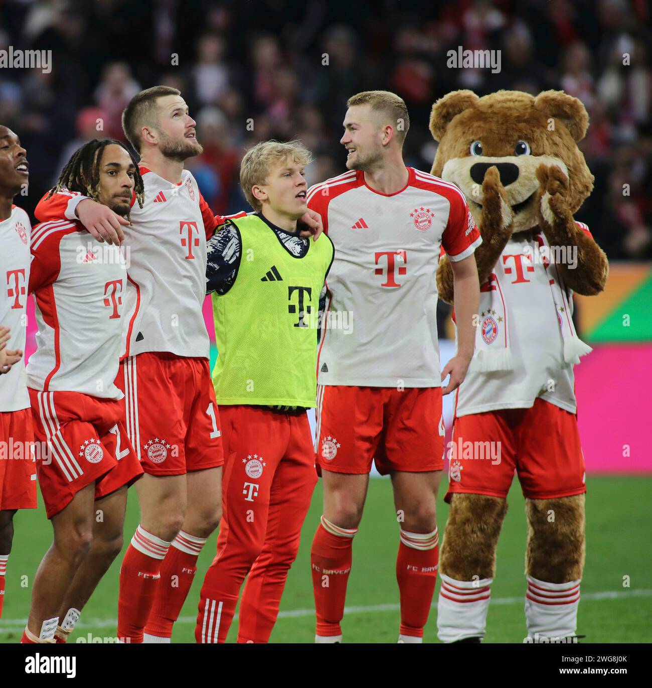 München, Deutschland 03. Febbraio 2024: Fussball, Herren, Bundesliga, Saison 2023/2024, FC Bayern München - Borussia Mönchengladbach, Allianz Arena Sacha Boey (FC Bayern München) mit Eric Dier (FC Bayern München), Frans Krätzig, Kraetzig (FC Bayern München), Matthijs de Ligt (FC Bayern München) und Maskottchen Berni (v.l.n.r.) nach Spielende vor den fans in der Südkurve DFB, le normative DFL vietano qualsiasi uso di fotografie come sequenze di immagini e/o quasi-video Foto Stock