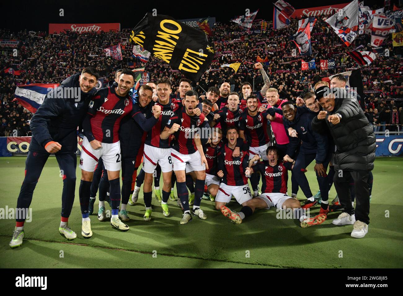 Bologna, Italia. 3 febbraio 2024. Foto massimo Paolone/LaPresse 3 febbraio 2024 - Bologna, Italia - sport, calcio - Bologna vs Sassuolo - Campionato italiano di calcio serie A TIM 2023/2024 - Stadio Renato Dall'Ara. Nella foto: i giocatori del Bologna esultano per la vittoria 3 febbraio 2024 Bologna, Italia - sport, calcio - Bologna vs Sassuolo - Campionato Italiano di serie A 2023/2024 - Stadio Renato Dall'Ara. Nella foto: I giocatori di Bologna festeggiano per la vittoria credito: La Presse/Alamy Live News Foto Stock