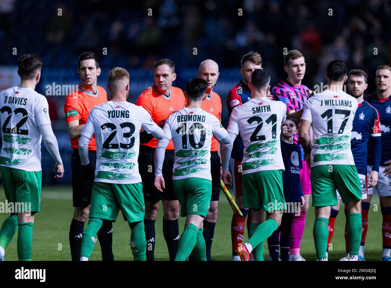 Falkirk, Scozia. 3 febbraio 2024. Le squadre si stringono la mano al calcio d'inizio Credit: Raymond Davies / Alamy Live News Foto Stock