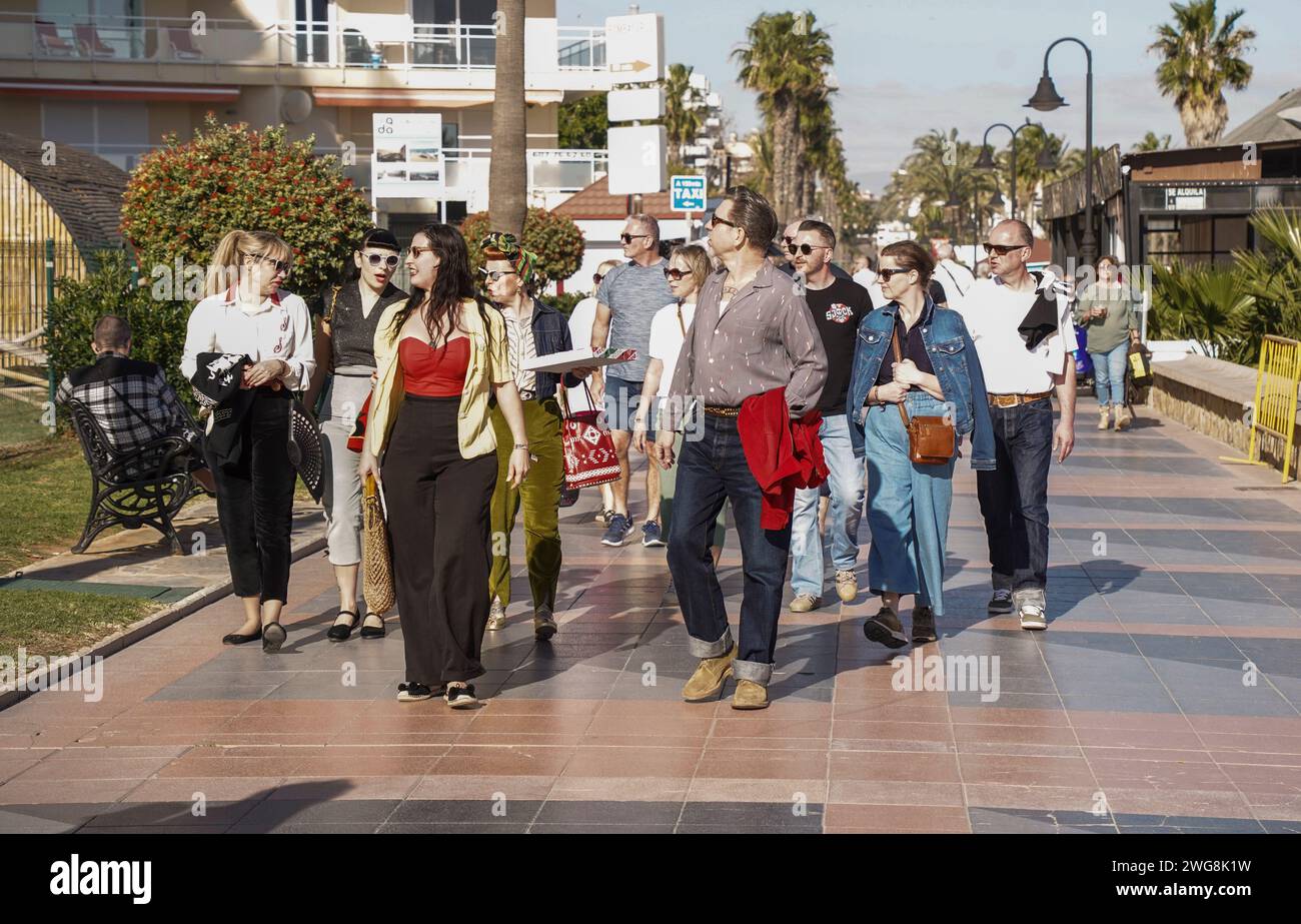 Gruppo di persone vestite in stile anni cinquanta al Rockin Race Jamboree 2024, Rockabillies, Torremolinos, Andalusia, Spagna. Foto Stock