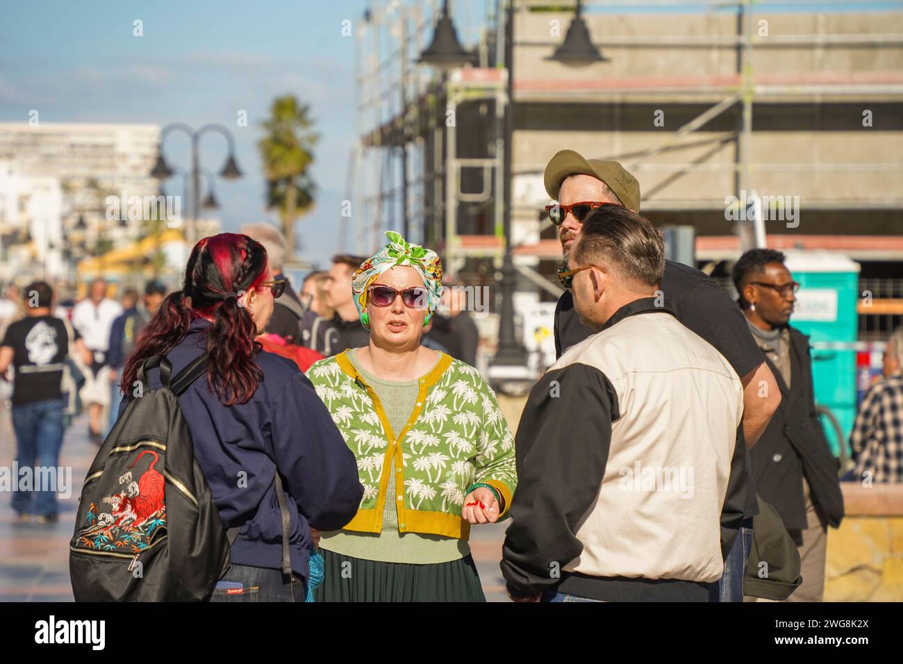 Gruppo di persone vestite in stile anni cinquanta al Rockin Race Jamboree 2024, Rockabillies, Torremolinos, Andalusia, Spagna. Foto Stock