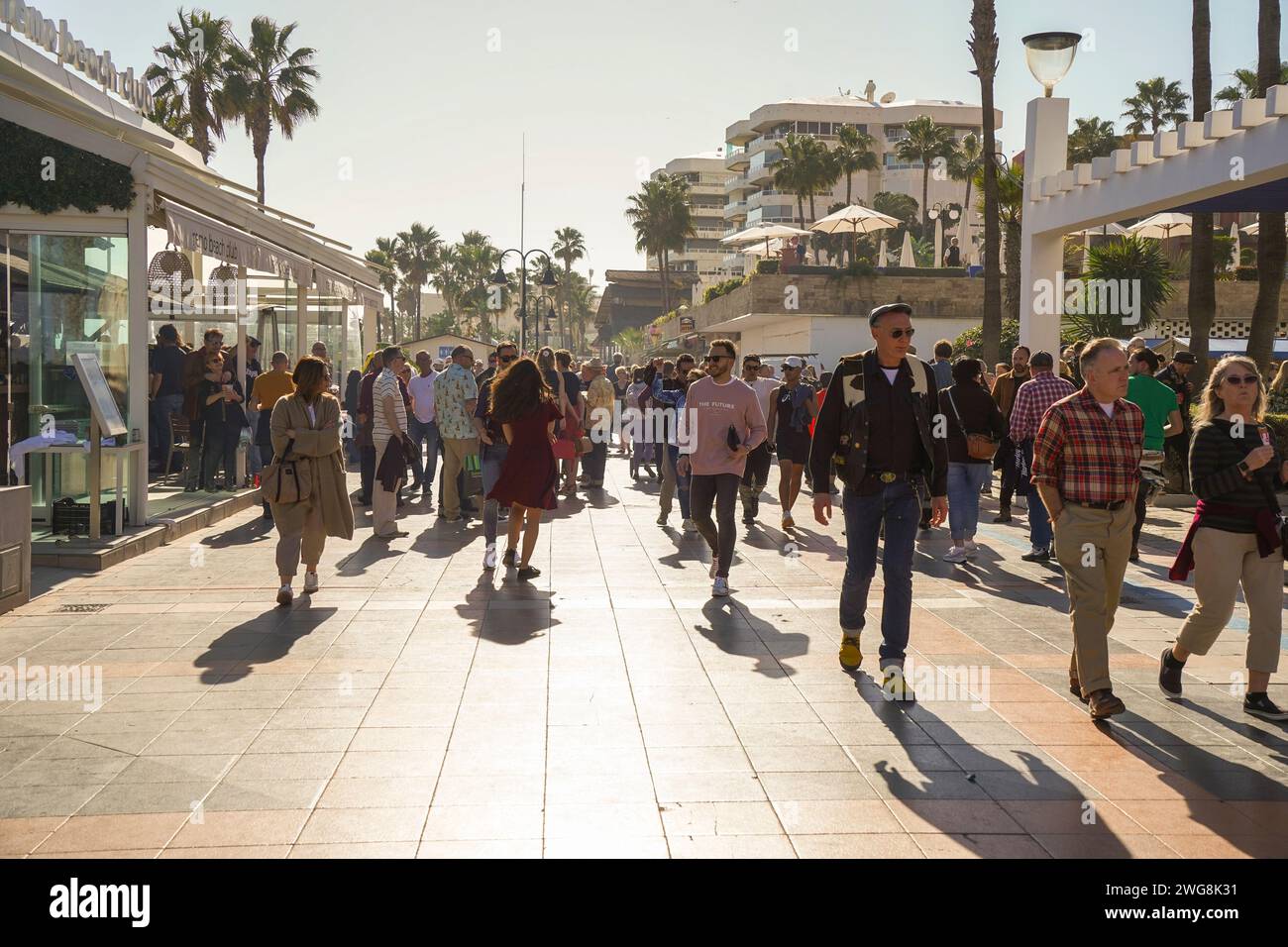 Gruppo di persone vestite in stile anni cinquanta al Rockin Race Jamboree 2024, Rockabillies, Torremolinos, Andalusia, Spagna. Foto Stock