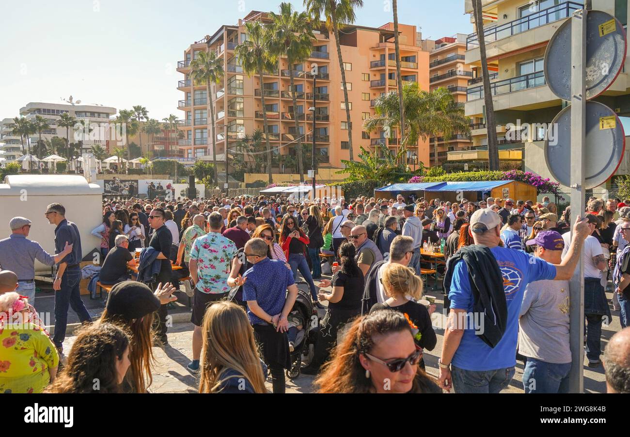 Folla di persone vestite in stile anni cinquanta al Rockin Race Jamboree festival 2024, rockabillies, Torremolinos, Andalusia, Spagna. Foto Stock