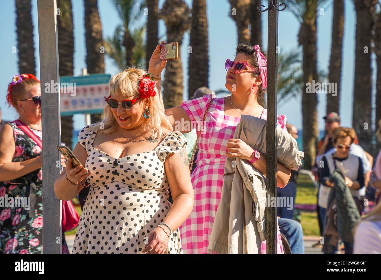 Due donne vestite in stile anni cinquanta al Rockin Race Jamboree 2024, rockabillies, Torremolinos, Andalusia, Spagna. Foto Stock