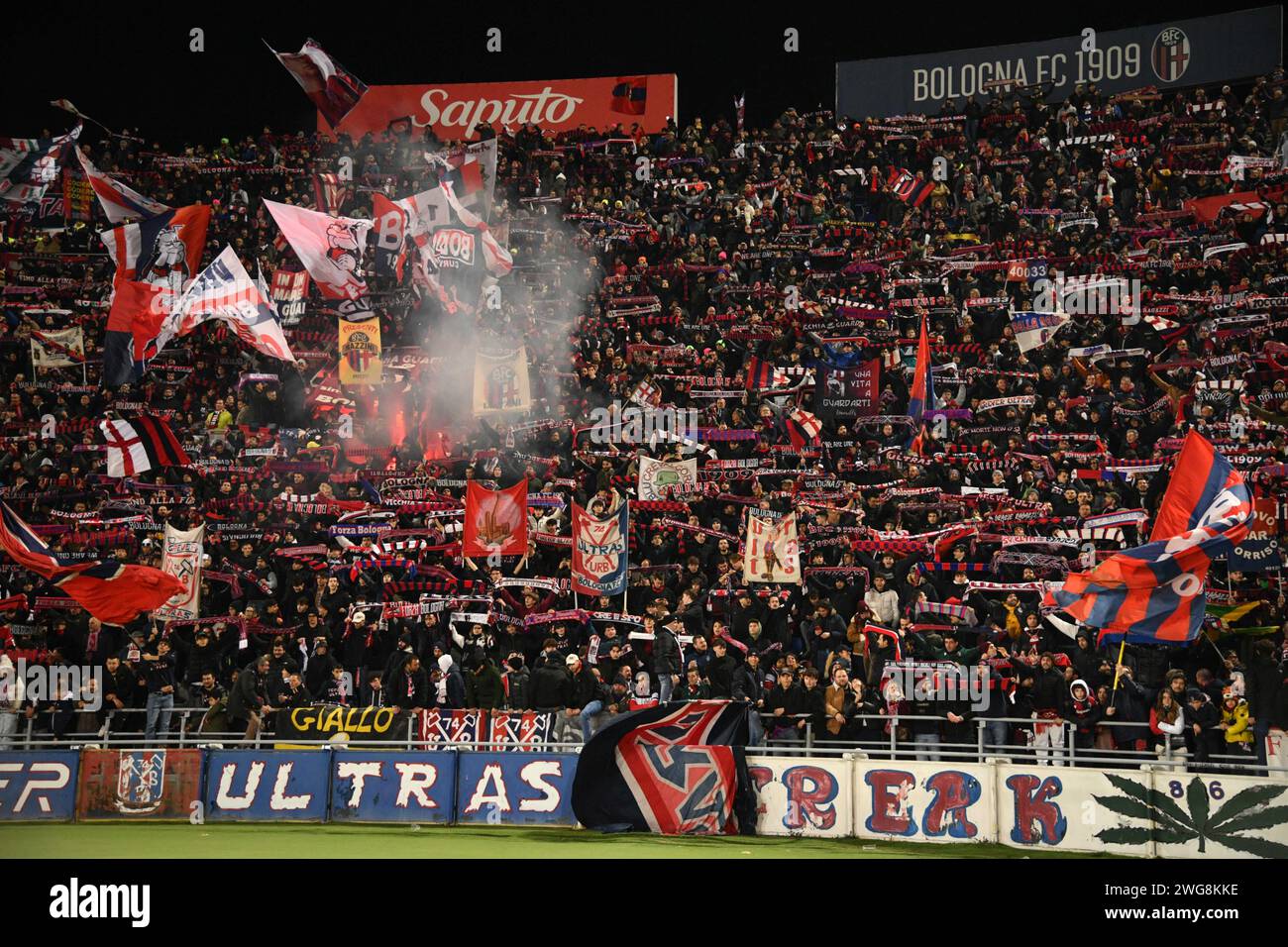 Bologna, Italia. 3 febbraio 2024. Foto massimo Paolone/LaPresse 3 febbraio 2024 - Bologna, Italia - sport, calcio - Bologna vs Sassuolo - Campionato italiano di calcio serie A TIM 2023/2024 - Stadio Renato Dall'Ara. Nella foto: i tifosi del Bologna esultano per la vittoria 3 febbraio 2024 Bologna, Italia - sport, calcio - Bologna vs Sassuolo - Campionato Italiano di calcio di serie A 2023/2024 - Stadio Renato Dall'Ara. Nella foto: I tifosi di Bologna festeggiano per la vittoria crediti: La Presse/Alamy Live News Foto Stock