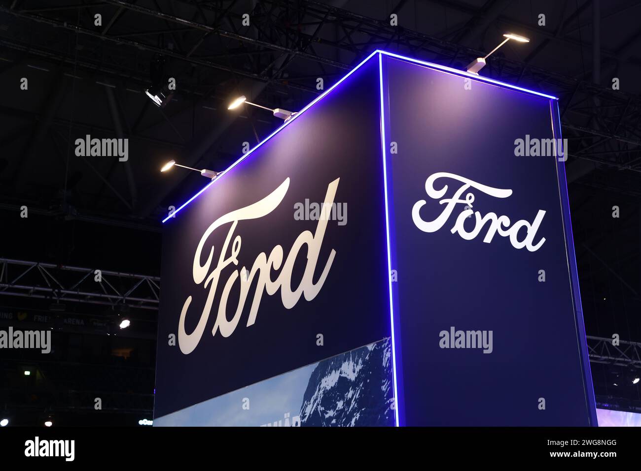 Logo Ford durante la proiezione stampa di venerdì durante la più grande fiera europea delle auto elettriche, eCarExpo, presso l'arena Friends di Stoccolma, Svezia. Foto Stock