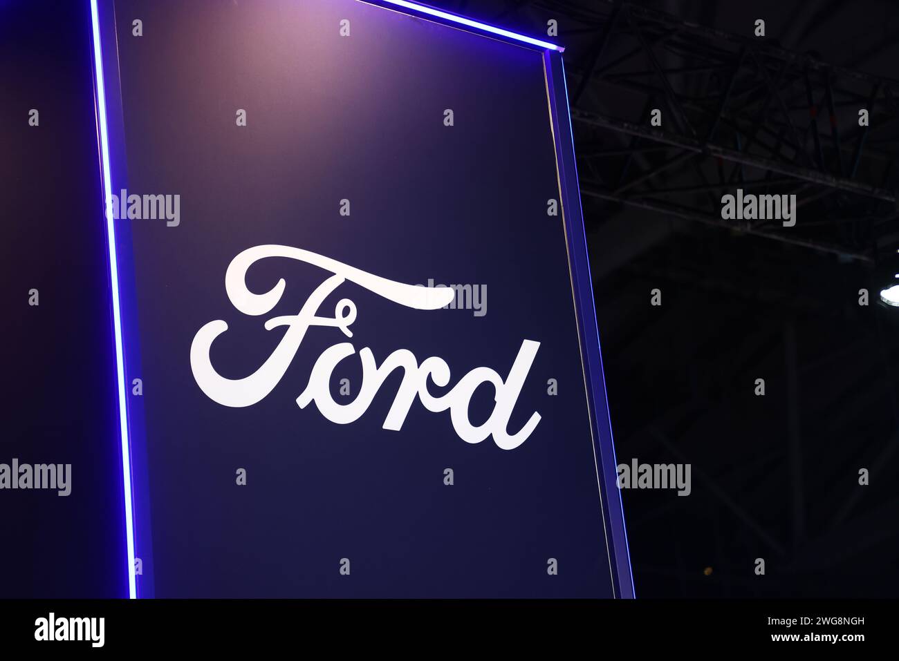 Logo Ford durante la proiezione stampa di venerdì durante la più grande fiera europea delle auto elettriche, eCarExpo, presso l'arena Friends di Stoccolma, Svezia. Foto Stock