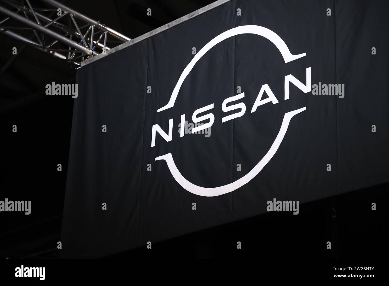Logo Nissan durante la proiezione stampa di venerdì durante la più grande fiera europea delle auto elettriche, eCarExpo, presso l'arena Friends di Stoccolma, Svezia. Foto Stock