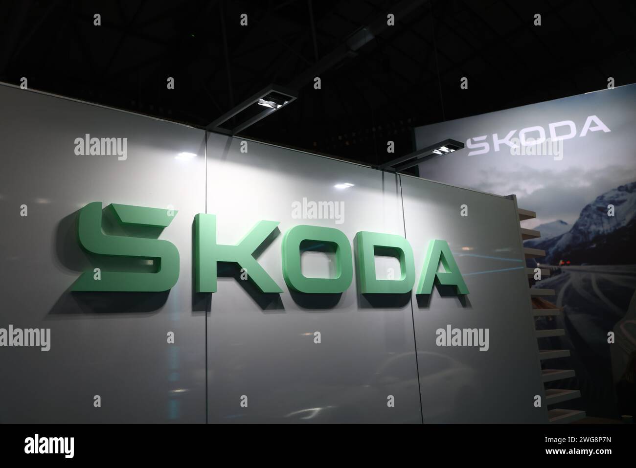 Logo Skoda durante la proiezione stampa di venerdì durante la più grande fiera europea delle auto elettriche, eCarExpo, presso l'arena Friends di Stoccolma, Svezia. Foto Stock