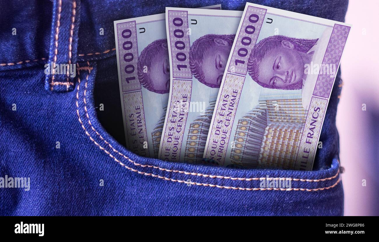 Mazzo di 10000 banconote in franchi CFA in tasca jeans un concetto di spesa Foto Stock