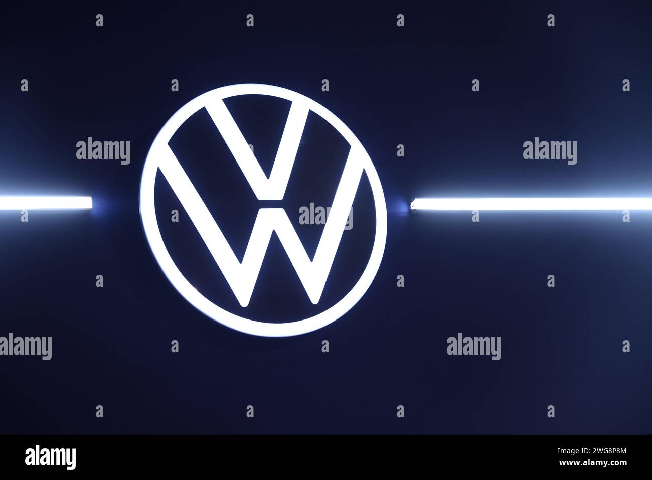 Logo VW durante la proiezione stampa di venerdì durante la più grande fiera europea delle auto elettriche, eCarExpo, presso l'arena Friends di Stoccolma, Svezia. Foto Stock