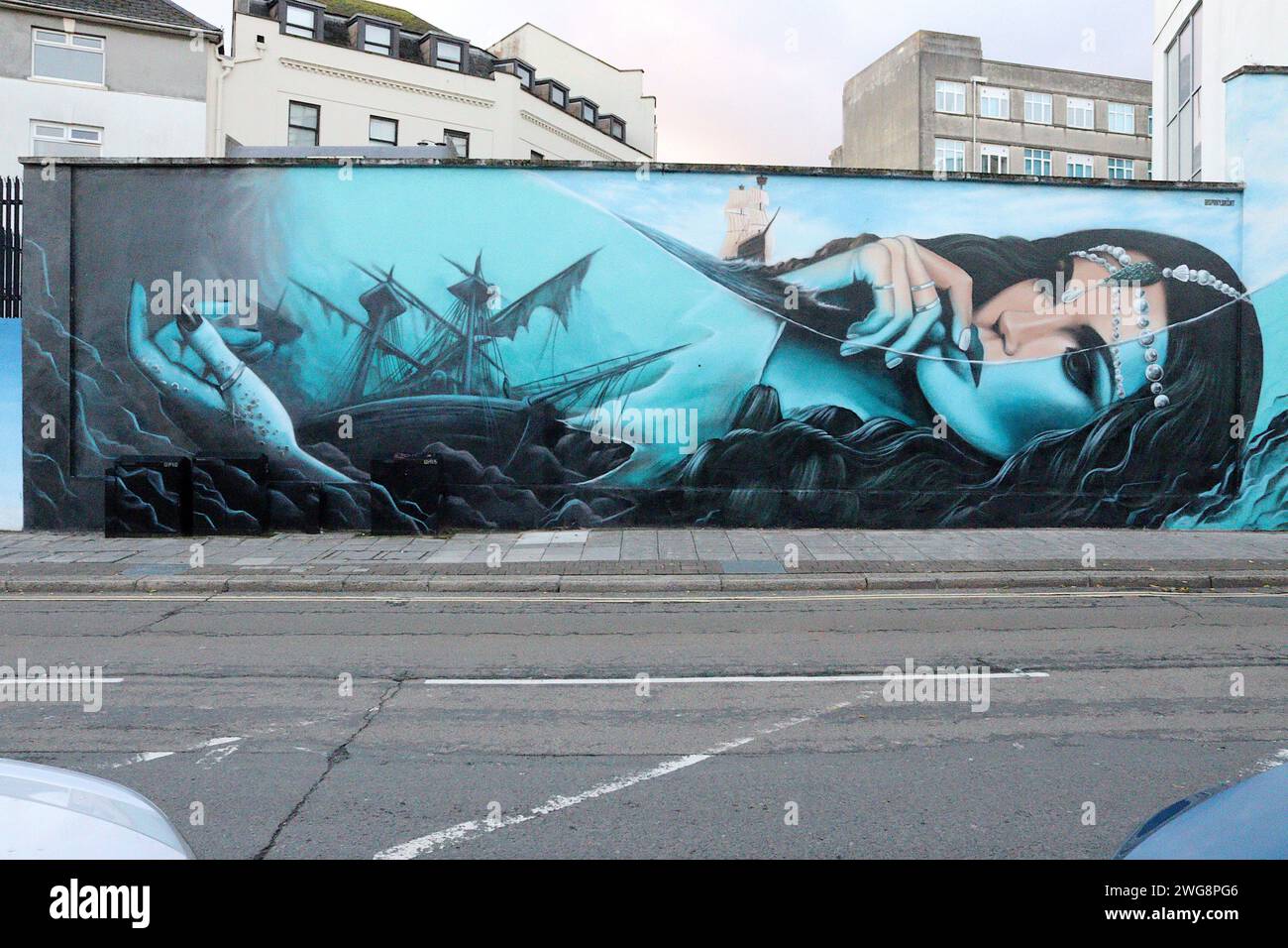 Grande murale di Spray.Saint, ispirato al mito delle sirene marine; belle donne che vivevano sott'acqua cantavano ai marinai attirandoli fino alla loro morte, luglio 2023. Foto Stock