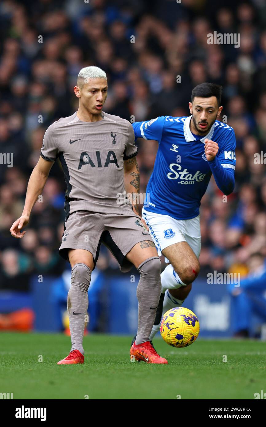 Liverpool, Regno Unito. 3 febbraio 2024. Richarlison del Tottenham Hotspur e Dwight McNeil dell'Everton durante la partita di Premier League a Goodison Park, Liverpool. Il credito fotografico dovrebbe leggere: Gary Oakley/Sportimage Credit: Sportimage Ltd/Alamy Live News Foto Stock