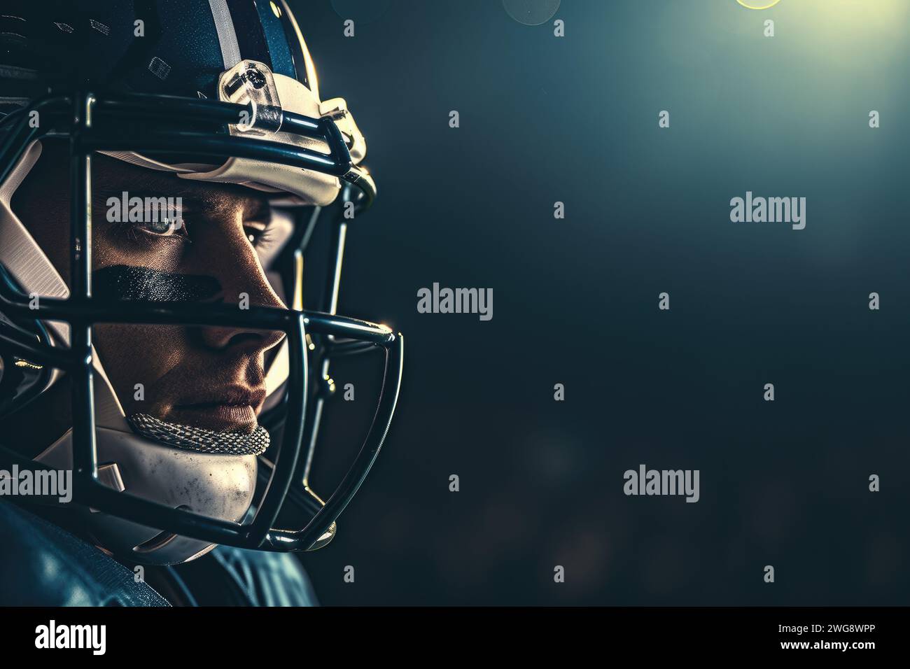 Ritratto giocatore di football americano in casco su sfondo scuro con raggi chiari Foto Stock