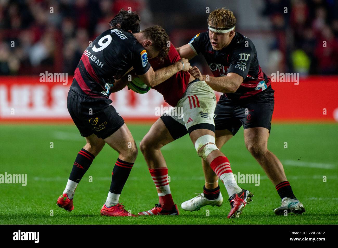 Cork, Irlanda. 3 febbraio 2024. Joey Carbery di Munster con Mitch Drummond dei Crusaders e George Bell dei Crusaders durante il test match tra Munster Rugby e Crusaders a Pairc UI Chaoimh a Cork, Irlanda, il 3 febbraio 2024 (foto di Andrew SURMA/ Credit: SIPA USA/Alamy Live News Foto Stock