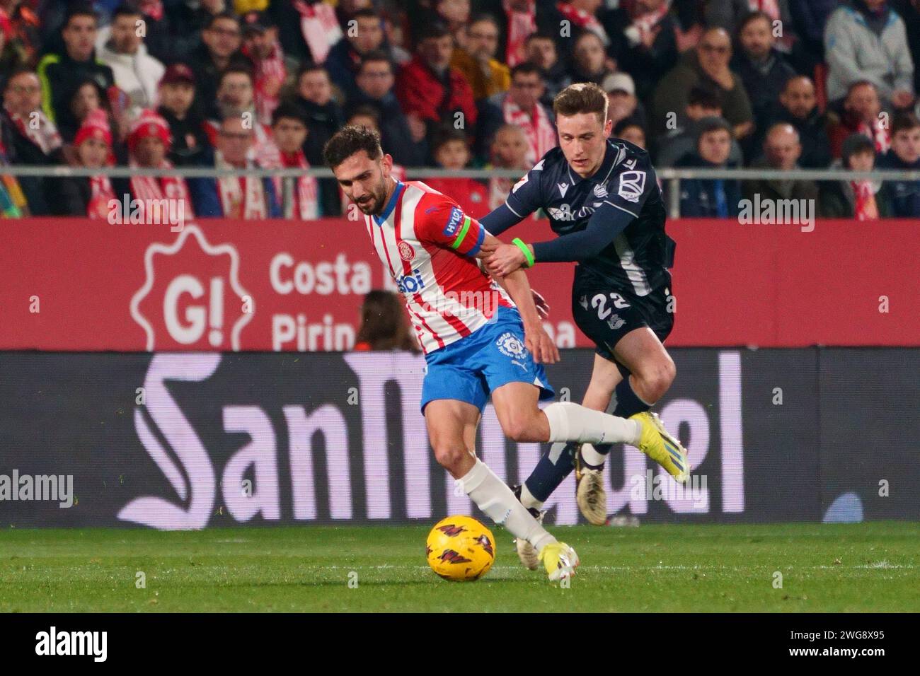 3 febbraio 2024; Estadi Montilivi, Girona, Spagna, la Liga spagnola, Girona contro Real Sociedad; Ivan Martin di Girona supera il suo marcatore Foto Stock