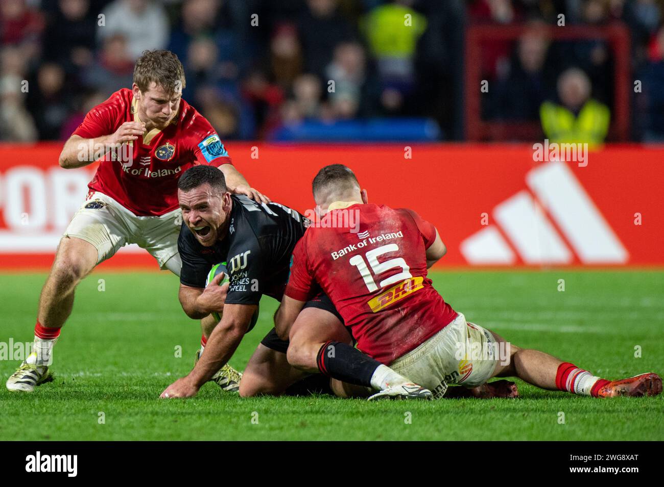 Cork, Irlanda. 3 febbraio 2024. Ryan Crotty di Crusaders con il pallone placcato da Shane Daly di Munster durante il test match tra Munster Rugby e Crusaders a Pairc UI Chaoimh a Cork, Irlanda, il 3 febbraio 2024 (foto di Andrew SURMA/ Credit: SIPA USA/Alamy Live News Foto Stock