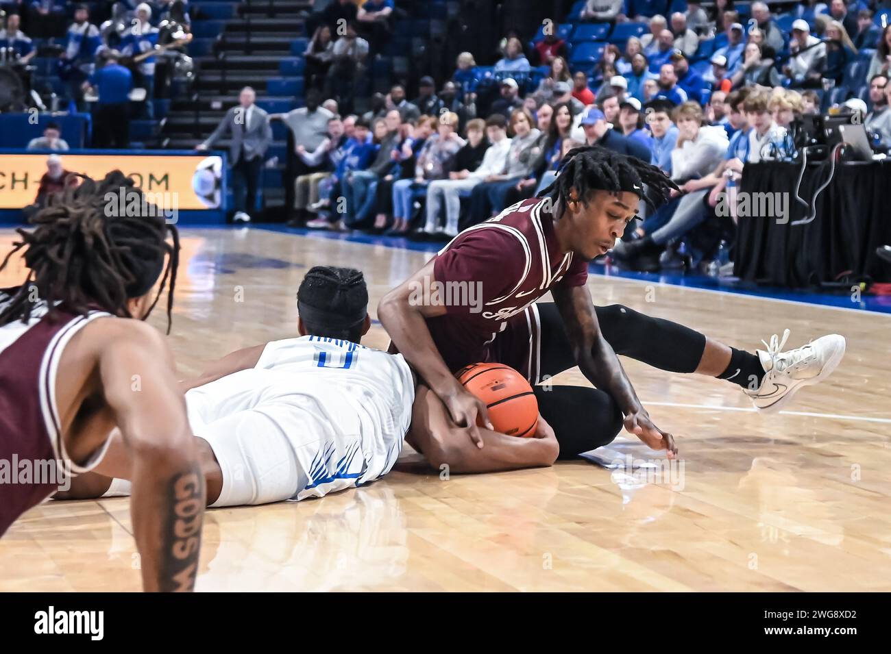 3 FEBBRAIO 2024: La guardia di Saint Louis Billikens Kellen Thames (0) e la guardia dei Fordham Rams Will Richardson (1) si tuffano sul pavimento per cercare di controllare la palla sciolta in una partita di divisional A10 dove i Fordham Rams hanno visitato il St.. Louis Billikens. Si tiene alla Chaifetz Arena di St. Louis, Missouri, sabato 03 febbraio 2024 Richard Ulreich/CSM Foto Stock