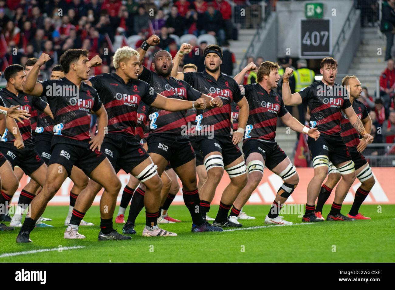 Cork, Irlanda. 3 febbraio 2024. I giocatori dei Crusaders eseguono la danza haka durante il test match tra Munster Rugby e Crusaders al Pairc UI Chaoimh di Cork, Irlanda, il 3 febbraio 2024 (foto di Andrew SURMA/ Credit: SIPA USA/Alamy Live News Foto Stock