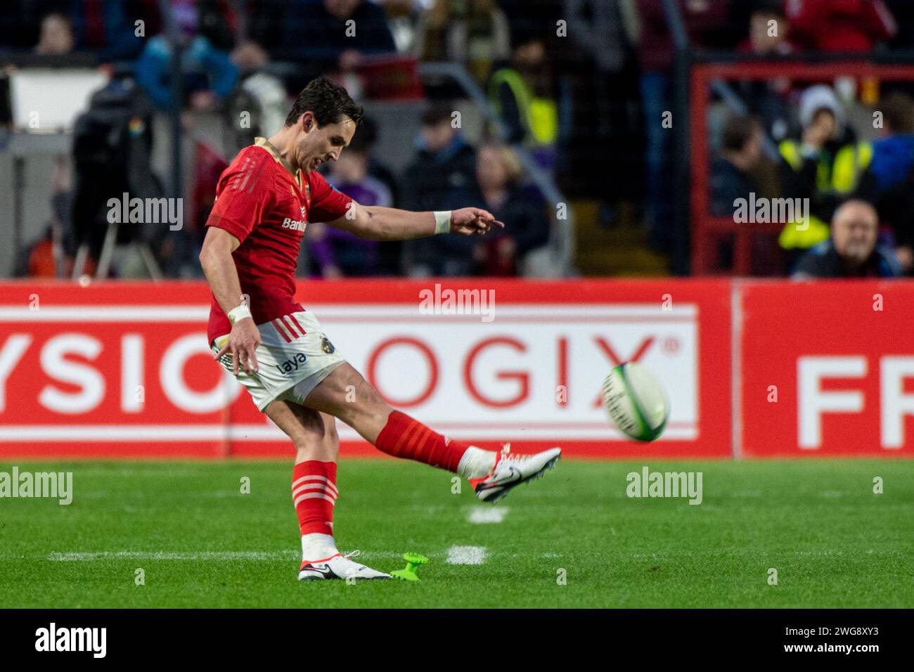 Cork, Irlanda. 3 febbraio 2024. Joey Carbery di Munster prende una conversione durante il test match tra Munster Rugby e Crusaders al Pairc UI Chaoimh di Cork, Irlanda, il 3 febbraio 2024 (foto di Andrew SURMA/ Credit: SIPA USA/Alamy Live News Foto Stock