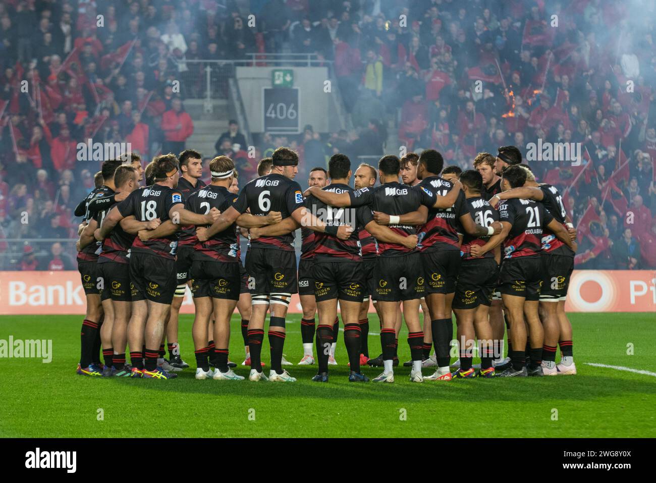 Cork, Irlanda. 3 febbraio 2024. I giocatori dei Crusaders in un huddele durante il test match tra Munster Rugby e Crusaders al Pairc UI Chaoimh di Cork, Irlanda, il 3 febbraio 2024 (foto di Andrew SURMA/ Credit: SIPA USA/Alamy Live News Foto Stock