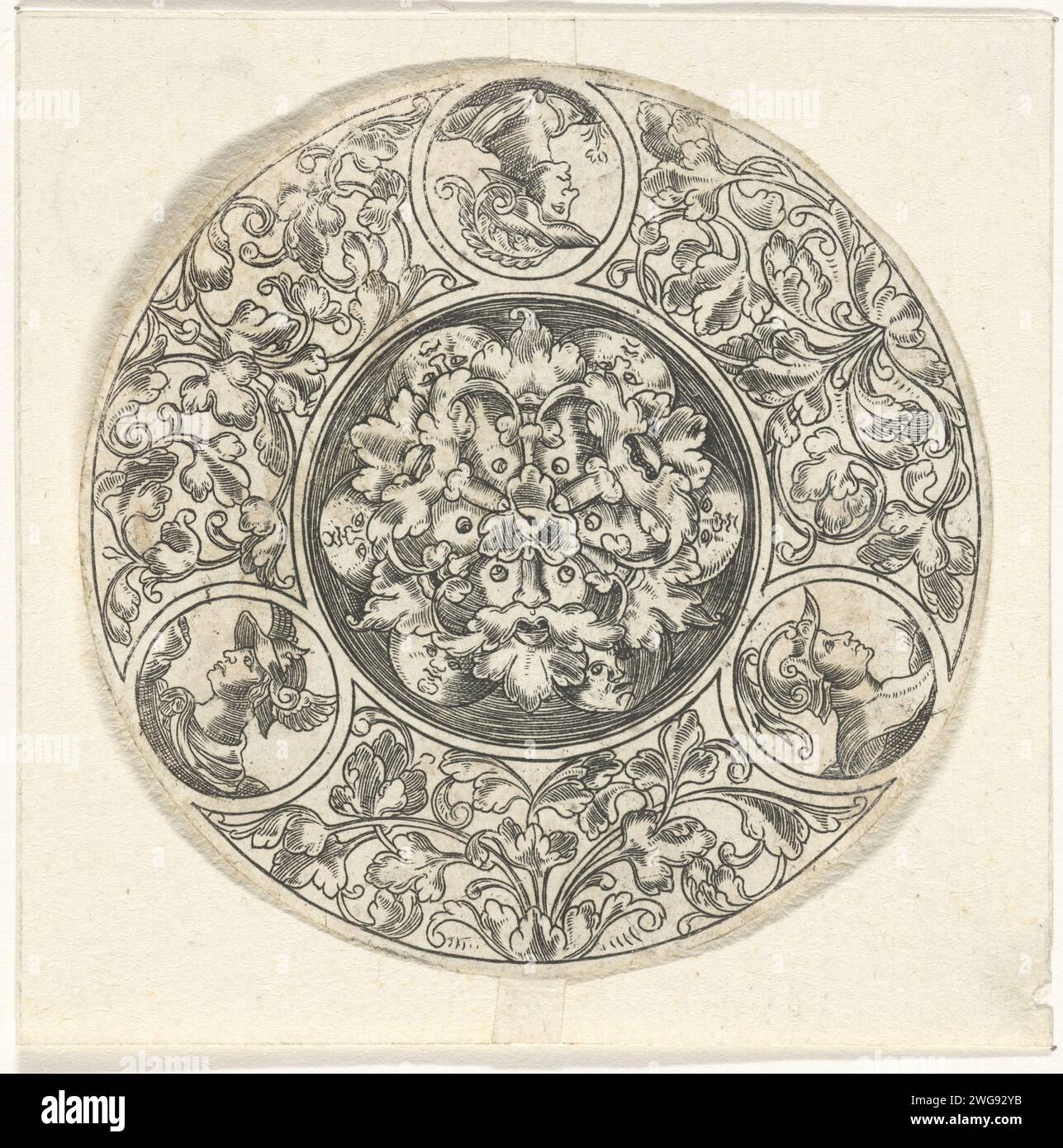 Foglia rotonda con rosetta, stampa c. 1530 - c. 1550 la rosetta è costituita da massoni collegati ed è circondata da un bordo di viti a foglia con tre medaglioni. Lo sfondo della parte centrale con la rosetta è ombreggiato. Germania (forse) carta incisione ornamento  medaglione. ornamento derivato da forme vegetali Foto Stock