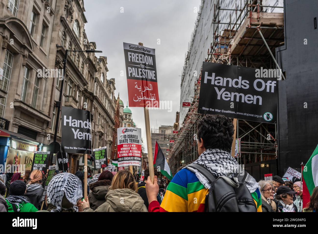 Londra, Regno Unito. 3 febbraio 2024. Libertà per la Palestina e consegna le bandiere dello Yemen tenute da attivisti e manifestanti per la pace durante la marcia pro-Palestina attraverso Oxford Street a Soho, movimento per la Palestina libera, Londra, Regno Unito Foto Stock
