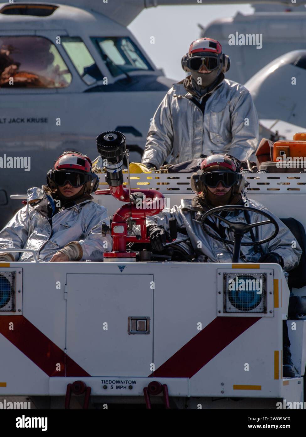 PACIFIC OCEAN (30 gennaio 2024) U.S. Sailors stand Aircraft and Fire Safety Watch durante le operazioni di volo a bordo della portaerei classe Nimitz USS Theodore Roosevelt (CVN 71), 30 gennaio 2024. La Theodore Roosevelt, ammiraglia del Carrier Strike Group Nine, sta conducendo operazioni di routine nell'area operativa della 7th Fleet. Parte integrante della U.S. Pacific Fleet, la US 7th Fleet opera le forze navali nell'Indo-Pacifico e fornisce l'addestramento realistico e pertinente necessario per eseguire il ruolo della U.S. Navy in tutto lo spettro delle operazioni militari, dalle operazioni di combattimento a hu Foto Stock