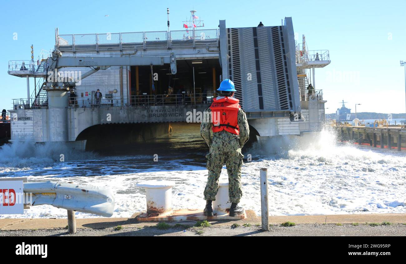 NORFOLK, Virginia – La sesta nave da trasporto veloce del Military Sealift Command (MSC) USNS Brunswick (T-EPF 6) ha spostato il suo hub di Saipan alla Joint Expeditionary base Little Creek – Fort Story, Va., 3 febbraio 2024. L'evoluzione ha significato il completamento di un dispiegamento di sette anni avanti iniziato il 30 gennaio 2017, a sostegno delle operazioni di logistica militare nelle aree operative della settima, quinta e terza flotta degli Stati Uniti. Foto Stock