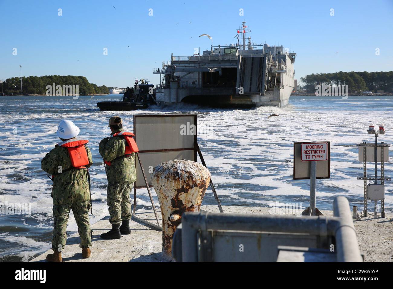 NORFOLK, Virginia – La sesta nave da trasporto veloce del Military Sealift Command (MSC) USNS Brunswick (T-EPF 6) ha spostato il suo hub di Saipan alla Joint Expeditionary base Little Creek – Fort Story, Va., 3 febbraio 2024. L'evoluzione ha significato il completamento di un dispiegamento di sette anni avanti iniziato il 30 gennaio 2017, a sostegno delle operazioni di logistica militare nelle aree operative della settima, quinta e terza flotta degli Stati Uniti. Foto Stock