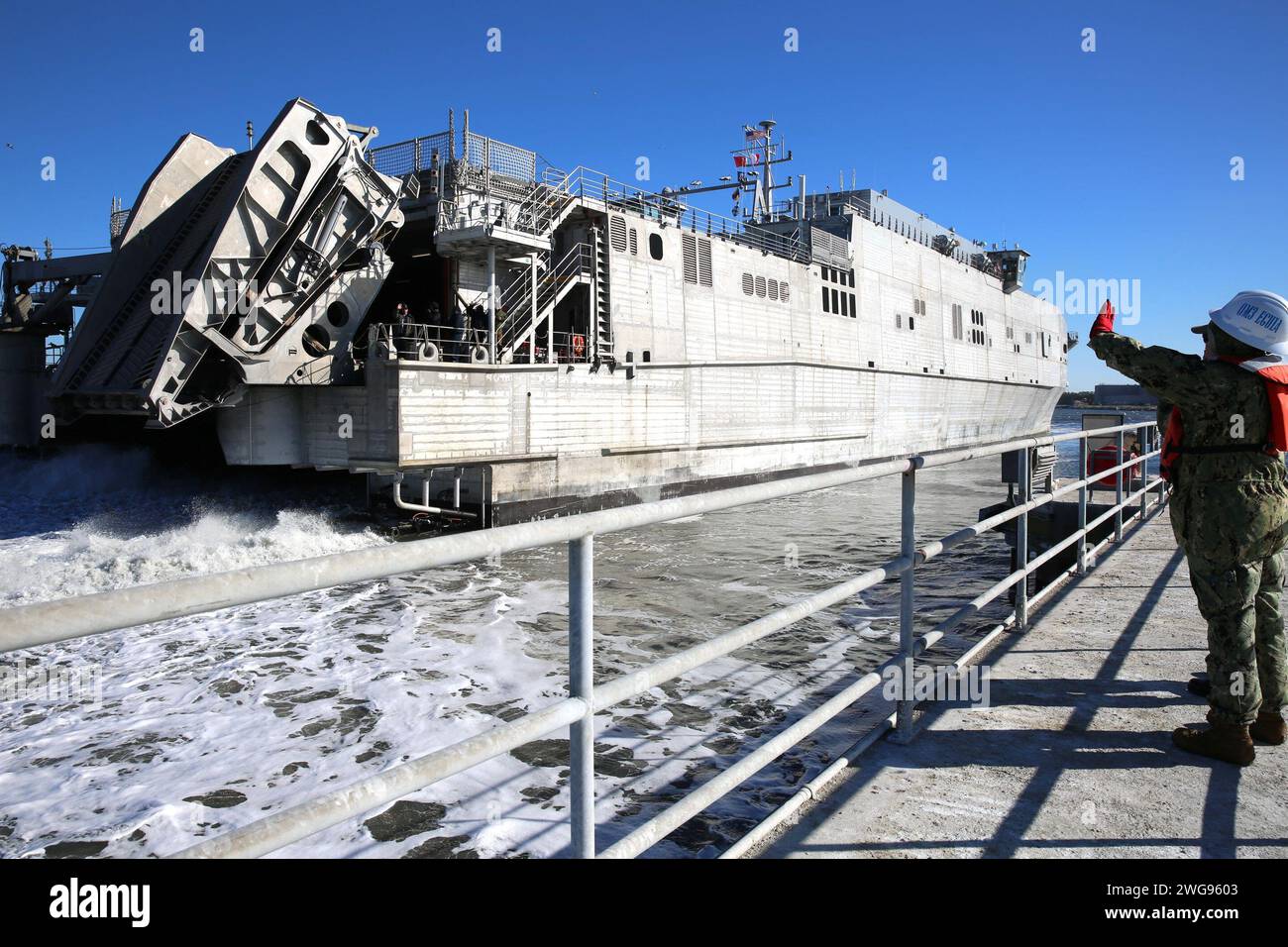 NORFOLK, Virginia – La sesta nave da trasporto veloce del Military Sealift Command (MSC) USNS Brunswick (T-EPF 6) ha spostato il suo hub di Saipan alla Joint Expeditionary base Little Creek – Fort Story, Va., 3 febbraio 2024. L'evoluzione ha significato il completamento di un dispiegamento di sette anni avanti iniziato il 30 gennaio 2017, a sostegno delle operazioni di logistica militare nelle aree operative della settima, quinta e terza flotta degli Stati Uniti. Foto Stock