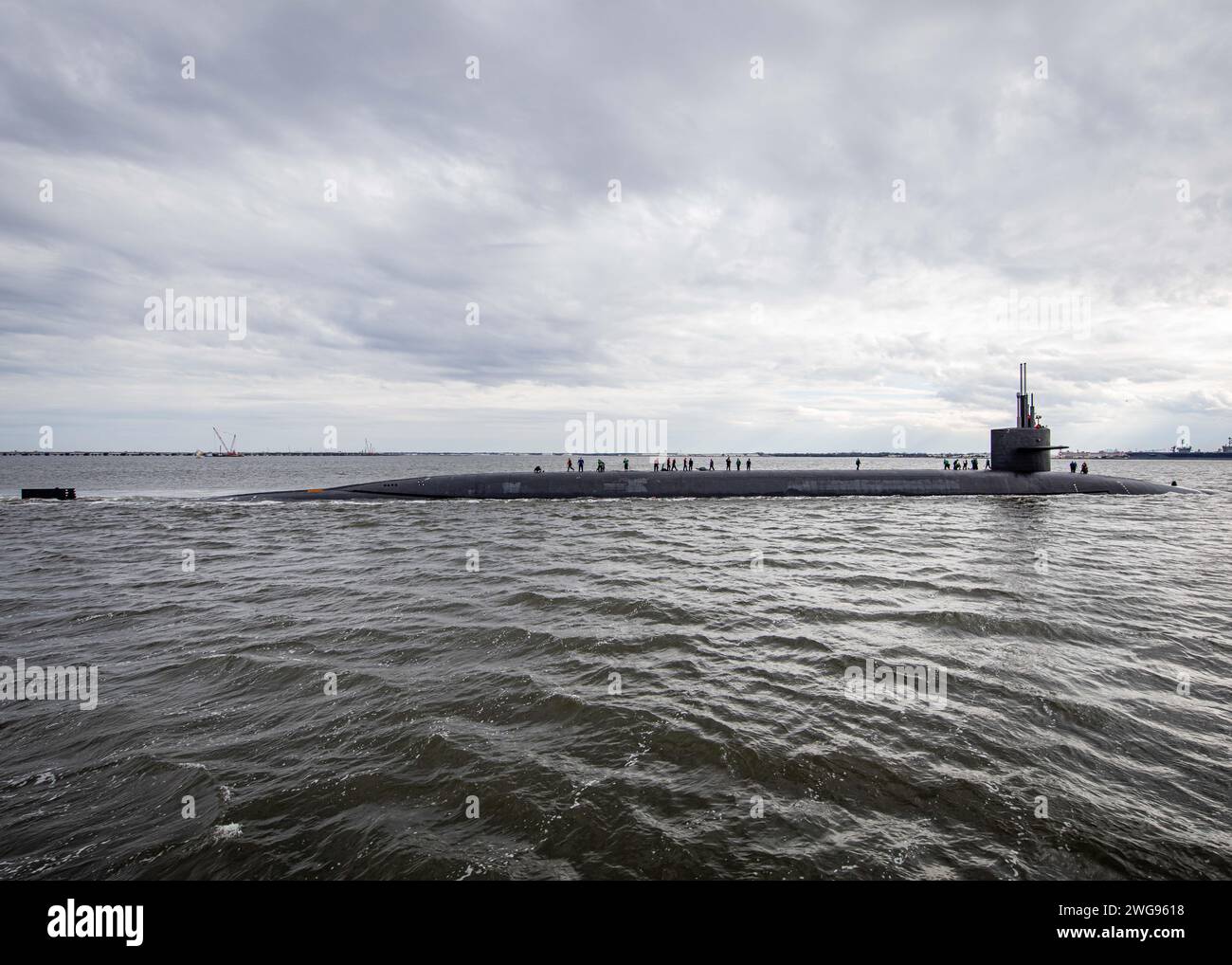 USS Wyoming (SSBN 742) tira a Norfolk, Virginia, a sostegno della conferenza USSTRATCOM Component Commanders, 2 febbraio 2024. Durante la conferenza, i leader della triade nucleare della nazione discuteranno i modi per migliorare la collaborazione congiunta nella lotta contro la guerra e rafforzare la deterrenza strategica per garantire la sicurezza e la sicurezza degli Stati Uniti e dei suoi alleati. (Foto della Marina degli Stati Uniti di Mass Communication Specialist 1st Class Cameron Stoner) Foto Stock